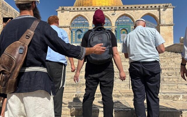 Des Juifs et des chrétiens priant au mont du Temple, en l'honneur de Charlie Kirk, le 17 septembre 2025. (Crédit : Charlie Summers/Times of Israel)