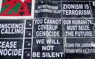 Des pancartes de protestation accusent Israël de génocide, au siège des Nations Unies à New York, le 28 août 2025. (Crédit : Luke Tress/Times of Israel)