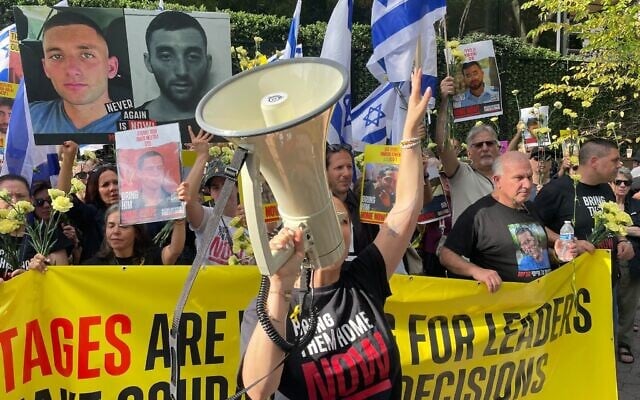 Des manifestants en faveur d'un accord sur la libération des otages protestent devant les Nations Unies, à New York, le 26 septembre 2025. (Crédit : Luke Tress/Times of Israel) Des manifestants en faveur d'un accord sur la libération des otages protestent devant les Nations Unies, à New York, le 26 septembre 2025. (Crédit : Luke Tress/Times of Israel)