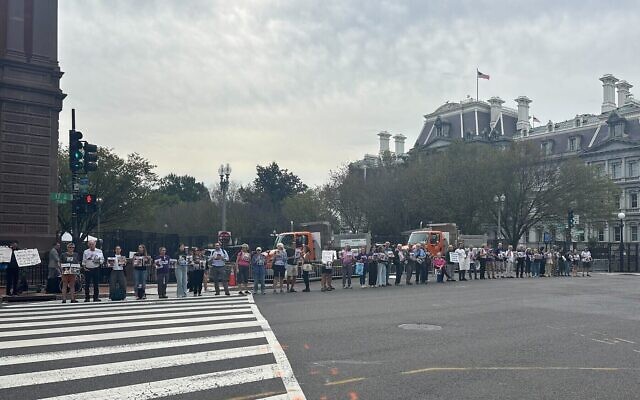 Des partisans des otages brandissent des pancartes à leur effigie devant la Maison Blanche, à Washington, le 29 septembre 2025. (Crédit : Jacob Magid/Times of Israel) Des partisans des otages brandissent des pancartes à leur effigie devant la Maison Blanche, à Washington, le 29 septembre 2025. (Crédit : Jacob Magid/Times of Israel)