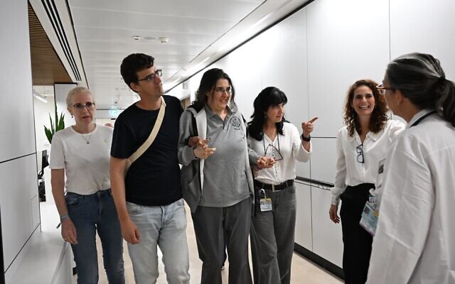 L'ancienne otage israélienne Elizabeth Tsurkov accueillie par sa famille et ses amis au centre hospitalier Sheba, le 10 septembre 2025. (Crédit : Yuval Yosef/GPO)