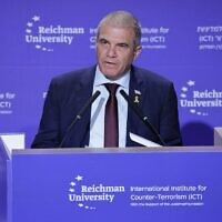 Gal Hirsch intervenant lors d'une conférence, à Herzliya le 17 septembre 2025. (Crédit : Gilad Kavalerchick/Université Reichman)