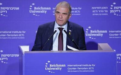 Gal Hirsch intervenant lors d'une conférence, à Herzliya le 17 septembre 2025. (Crédit : Gilad Kavalerchick/Université Reichman)