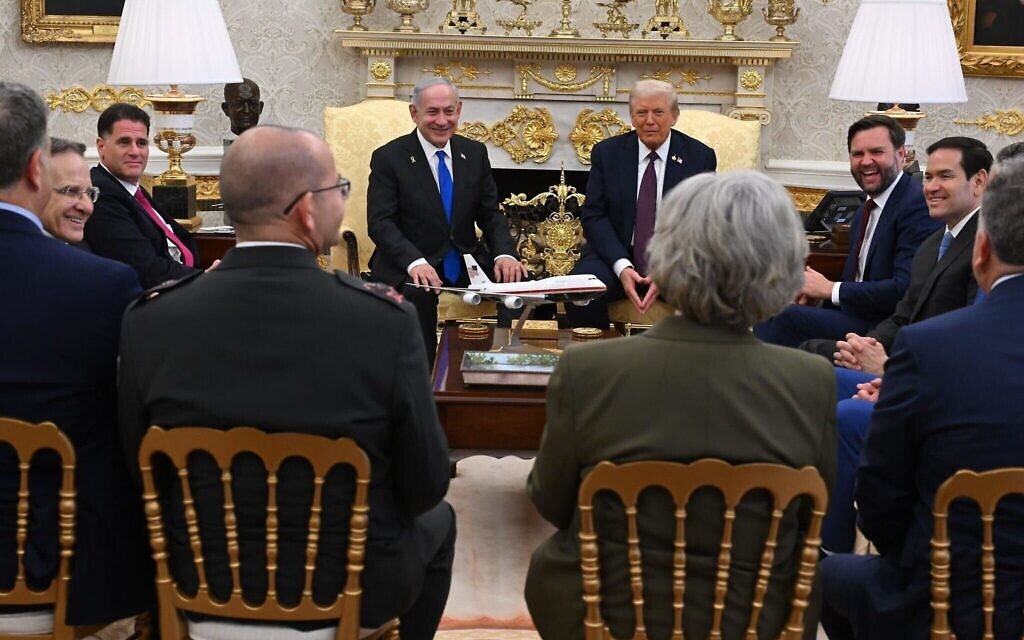 Le Premier ministre Benjamin Netanyahu (à gauche) et le président américain Donald Trump lors d'une réunion à la Maison Blanche, à Washington, DC, le 29 septembre 2025. (Crédit : Avi Ohayon/GPO) Le Premier ministre Benjamin Netanyahu (à gauche) et le président américain Donald Trump lors d'une réunion à la Maison Blanche, à Washington, DC, le 29 septembre 2025. (Crédit : Avi Ohayon/GPO)