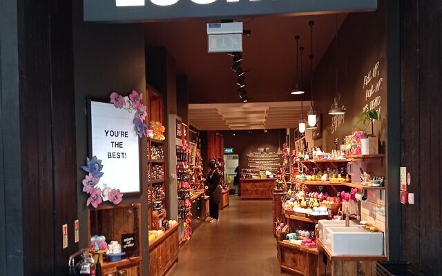 Une boutique Lush à Londres, en 2022. (Crédit : Philafrenzy — Travail personnel, CC BY-SA 4.0)