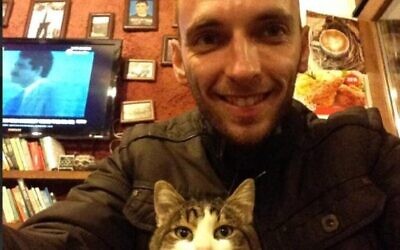 Michael Podolsky avec son chat, quelques années avant l'apparition de la SLA. (Avec l'aimable autorisation de Tamar Ashkenazi)