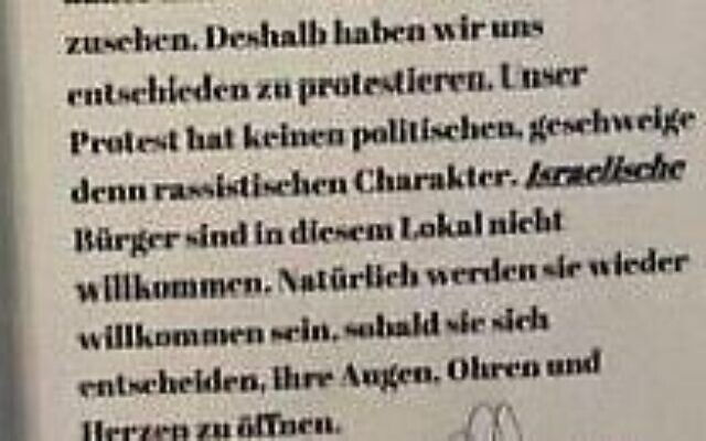 Une affiche exposée dans une pizzeria interdisant l'accès aux Israéliens en signe de protestation contre la guerre dans la bande de Gaza, à Fürth, en Allemagne, le 24 septembre 2025. (Crédit : Utilisée conformément à la clause 27a de la loi sur le droit d'auteur)