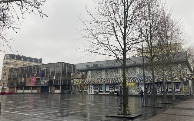 (Crédit : Place de l'Hôtel de Ville à Malakoff. Le bâtiment de gauche est l'hôtel de ville, celui de droite, le théâtre 71/Thomon/CC BY-SA 4.0) (Crédit : Place de l'Hôtel de Ville à Malakoff. Le bâtiment de gauche est l'hôtel de ville, celui de droite, le théâtre 71/Thomon/CC BY-SA 4.0)
