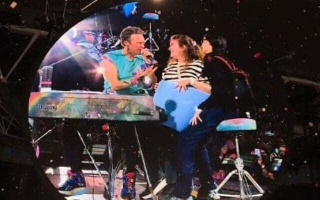 Le chanteur de Coldplay, Chris Martin, s'adresse à deux femmes, qui s'avèrent être israéliennes, sur scène lors d'un concert à Londres, le 31 août 2025. (Capture d'écran/ TikTok)
