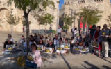 Environ 150 personnes se sont rassemblées à Jérusalem sous le slogan « Des avis différents, mais un cœur uni » pour manifester leur solidarité avec les otages le 3 septembre 2025. (Rossella Tercatin/Times of Israel)