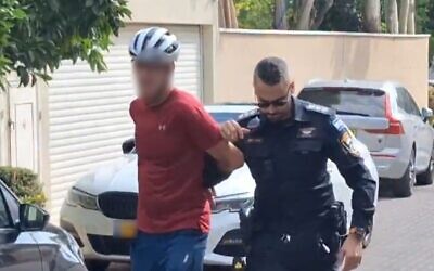La police arrêtant un homme lors d'une manifestation pour la libération des otages devant le domicile du ministre de l'Éducation Yoav Kisch, à Hod HaSharon, le 6 septembre 2025. (Crédit : Capture d'écran/X) La police arrêtant un homme lors d'une manifestation pour la libération des otages devant le domicile du ministre de l'Éducation Yoav Kisch, à Hod HaSharon, le 6 septembre 2025. (Crédit : Capture d'écran/X)