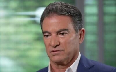L'ancien chef de l'agence de renseignement du Mossad, Yossi Cohen, lors d'une interview sur la chaîne N12, le 6 septembre 2025. (Crédit : Capture d'écran/N12)
