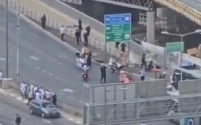 Une fusillade terroriste à Jérusalem, le 8 septembre 2025. (Crédit : Capture d'écran d'une vidéo publiée sur un réseau social ; utilisée conformément à l'article 27a de la loi sur le droit d'auteur). Une fusillade terroriste à Jérusalem, le 8 septembre 2025. (Crédit : Capture d'écran d'une vidéo publiée sur un réseau social ; utilisée conformément à l'article 27a de la loi sur le droit d'auteur).