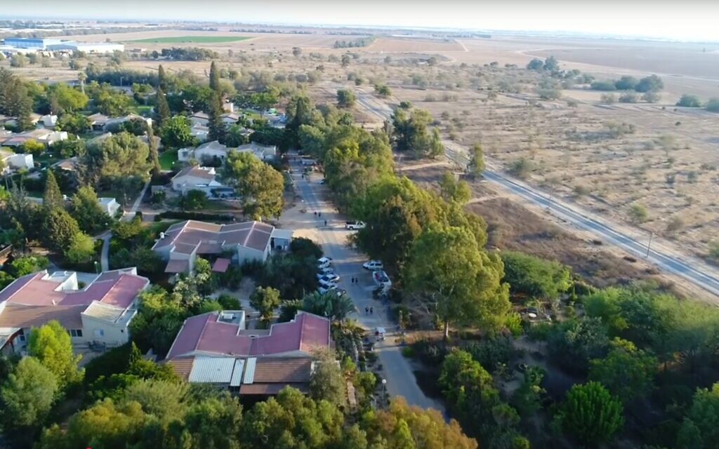 Vue aérienne du kibboutz Magen, sur une photo non datée. (Crédit : Capture d'écran/YouTube ; utilisée conformément à l'article 27a de la loi sur le droit d'auteur)
