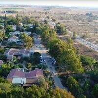 Vue aérienne du kibboutz Magen, sur une photo non datée. (Crédit : Capture d'écran/YouTube ; utilisée conformément à l'article 27a de la loi sur le droit d'auteur)