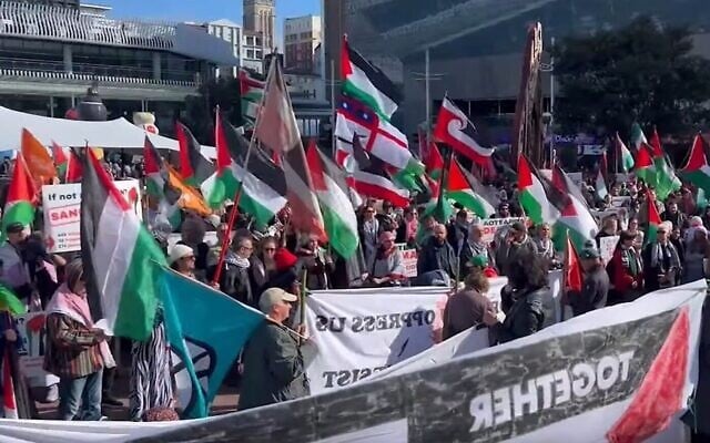 Manifestants pro-palestiniens et anti-israéliens se rassemblent à Auckland, en Nouvelle-Zélande, le 13 septembre 2025. (Crédit : Capture d'écran YouTube : utilisée conformément à la clause 27a de la loi sur le droit d'auteur) Manifestants pro-palestiniens et anti-israéliens se rassemblent à Auckland, en Nouvelle-Zélande, le 13 septembre 2025. (Crédit : Capture d'écran YouTube : utilisée conformément à la clause 27a de la loi sur le droit d'auteur)