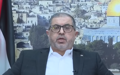 Bassem Naim, membre haut placé du bureau politique du Hamas, s'exprime lors d'une interview accordée à la chaîne qatarie Al-Araby le 18 septembre 2025. (Crédit : Capture d'écran/Youtube)