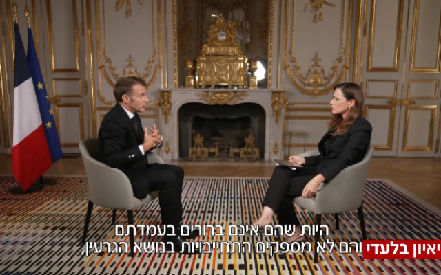 Le président français Emmanuel Macron lors d’un entretien exclusif avec Yonit Levy, journaliste de la chaîne israélienne N12, au palais de l’Élysée, à Paris, le 18 septembre 2025. (Crédit : Capture d’écran/N12)