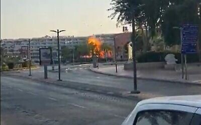 Un drone houthi frappe la ville d'Eilat, la localité la plus au sud d'Israël, le 24 septembre 2025. (Capture d'écran vidéo X)