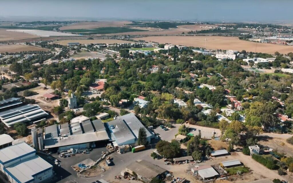 Une prise de vue aérienne du kibboutz Gevim, à une date inconnue. (Crédit : Capture d'écran/Yuval Dax via Youtube)