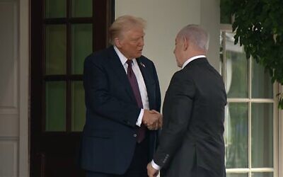 Le Premier ministre Benjamin Netanyahu (à droite) serre la main du président américain Donald Trump, à la Maison Blanche, à Washington, DC, le 29 septembre 2025. (Capture d'écran YouTube)