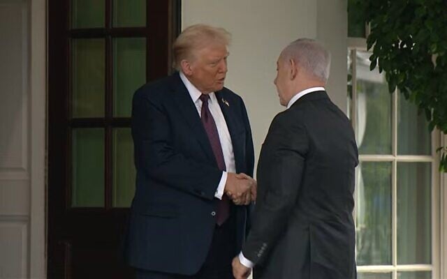 Le Premier ministre Benjamin Netanyahu (à droite) serre la main du président américain Donald Trump, à la Maison Blanche, à Washington, DC, le 29 septembre 2025. (Capture d'écran YouTube) Le Premier ministre Benjamin Netanyahu (à droite) serre la main du président américain Donald Trump, à la Maison Blanche, à Washington, DC, le 29 septembre 2025. (Capture d'écran YouTube)