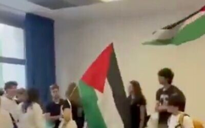 Des manifestants anti-Israël interrompant un cours, à l'université de Pise, le 16 septembre 2025. (Crédit : Capture d'écran/X)