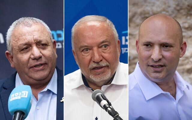 De gauche à droite : Gadi Eisenkot, député du parti HaMahane HaMamlahti, à la Knesset le 24 mars 2025 ; Avigdor Liberman, président du parti Yisrael Beytenu, à la Knesset le 19 mai 2025 ; Naftali Bennett, ancien Premier ministre, en visite au Mur occidental dans la vieille ville de Jérusalem lors de la Journée de Jérusalem, le 26 mai 2025. (Crédit pour toutes les photos : Yonatan Sindel/Flash90)