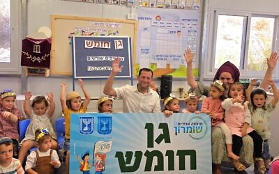 Le président du Conseil régional de Samarie, Yossi Dagan (au centre), célébrant l'ouverture d'une nouvelle école maternelle, dans l’implantation de Homesh, en Cisjordanie, le 1ᵉʳ septembre 2025. (Crédit : Roï Hadi)