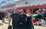 Sebastian Koch (à gauche), Hagai Levi et Julia Windischbauer, lors de la première du film « Etty », au festival du film de Venise, le 2 septembre 2025. (Crédit : Sipur)