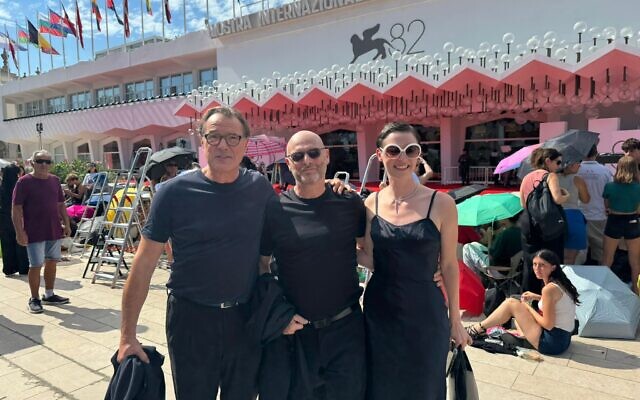 Sebastian Koch (à gauche), Hagai Levi et Julia Windischbauer, lors de la première du film « Etty », au festival du film de Venise, le 2 septembre 2025. (Crédit : Sipur)