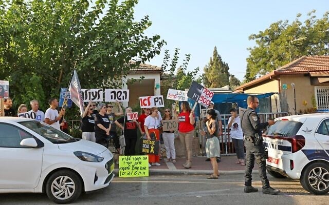 Des manifestants devant le domicile du ministre des Affaires étrangères Gideon Saar à Ness Ziona réclament la libération des otages. (Crédit : Vardit Alon-Korpel/Mouvement de protestation pro-démocratie en Israël)