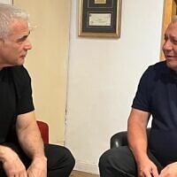 Le chef de l'opposition, Yaïr Lapid (à gauche), et l'ancien député Gadi Eisenkot, le 7 septembre 2025. (Crédit : Autorisation)
