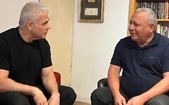 Le chef de l'opposition, Yaïr Lapid (à gauche), et l'ancien député Gadi Eisenkot, le 7 septembre 2025. (Crédit : Autorisation)