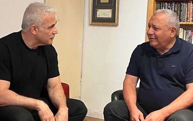 Le chef de l'opposition, Yaïr Lapid (à gauche), et l'ancien député Gadi Eisenkot, le 7 septembre 2025. (Crédit : Autorisation)