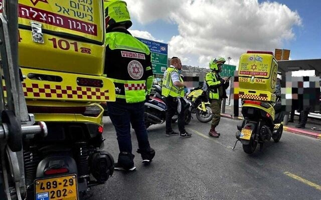 Les ambulanciers intervenant suite à une fusillade au carrefour Ramot, près de l'entrée de Jérusalem, qui a fait au moins 15 blessés, le 8 septembre 2025. (Crédit : Magen David Adom) Les ambulanciers intervenant suite à une fusillade au carrefour Ramot, près de l'entrée de Jérusalem, qui a fait au moins 15 blessés, le 8 septembre 2025. (Crédit : Magen David Adom)