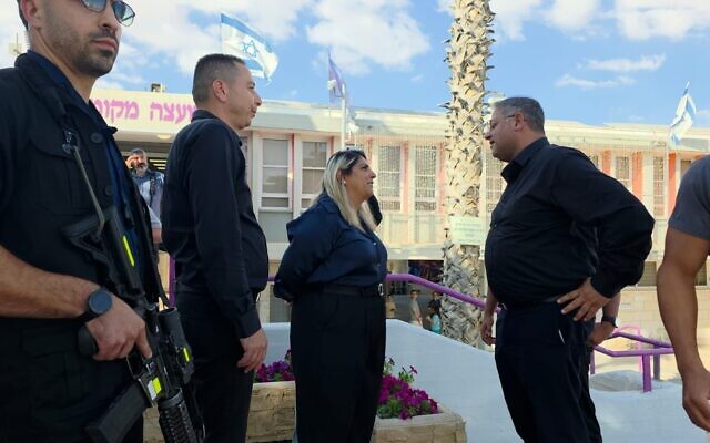 Le ministre de la Sécurité nationale, Itamar Ben Gvir, s'entretenant avec la maire de Yeruham, Nili Aharon, le 8 septembre 2025. (Crédit : Bureau d'Itamar Ben Gvir)