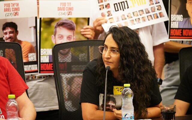 L'ex-otage Sharon Aloni Cunio lors d'une réunion, à la Knesset, le 9 septembre 2025. (Crédit : Ron Melamed/ Forum des familles des otages et disparus)