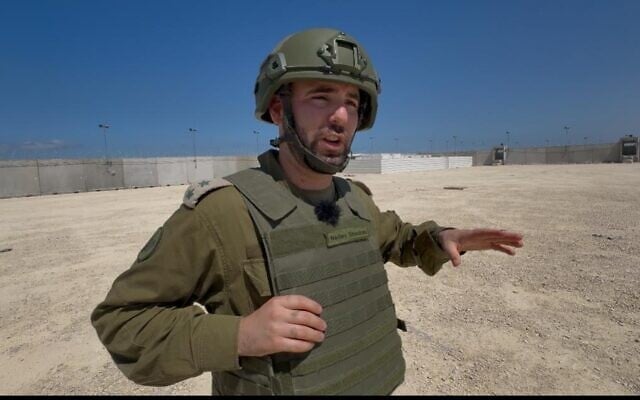 Le lieutenant-colonel Nadav Shoshani s'entretenant avec le Times of Israel, sur un nouveau site de la GHF, à Rafah, dans le sud de la bande de Gaza, le 10 septembre 2025. (Crédit : Lazar Berman/Times of Israel) Le lieutenant-colonel Nadav Shoshani s'entretenant avec le Times of Israel, sur un nouveau site de la GHF, à Rafah, dans le sud de la bande de Gaza, le 10 septembre 2025. (Crédit : Lazar Berman/Times of Israel)