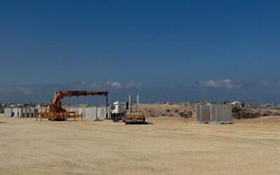Véhicules de chantier israéliens sur l'un des nouveaux sites de la GHF, à Rafah, dans le sud de la bande de Gaza, le 10 septembre 2025. (Crédit : Lazar Berman/Times of Israel) Véhicules de chantier israéliens sur l'un des nouveaux sites de la GHF, à Rafah, dans le sud de la bande de Gaza, le 10 septembre 2025. (Crédit : Lazar Berman/Times of Israel)