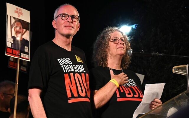 Les ex-otages Keith et Aviva Siegel, lors d'un rassemblement sur la Place des Otages, à Tel Aviv, le 13 septembre 2025. (Crédit : Uriel Even Sapir/Forum des familles des otages et disparus)