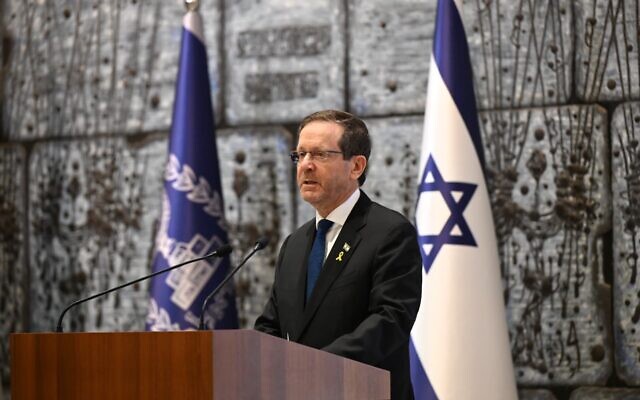 Le président Isaac Herzog s'exprimant lors d'une cérémonie en hommage aux dirigeants israéliens disparus, à la résidence présidentielle, à Jérusalem, le 14 septembre 2025. (Crédit : Haïm Zach/GPO) Le président Isaac Herzog s'exprimant lors d'une cérémonie en hommage aux dirigeants israéliens disparus, à la résidence présidentielle, à Jérusalem, le 14 septembre 2025. (Crédit : Haïm Zach/GPO)