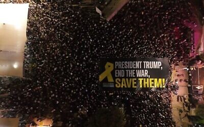 Des manifestants déployant une banderole exhortant le président Donald Trump à « être notre sauveur » en obtenant la libération des otages détenus par le Hamas à Gaza, sur la Place des Otages, à Tel Aviv, le 20 septembre 2025. (Crédit : Lior Rotstein/Forum des familles des otages et disparus)