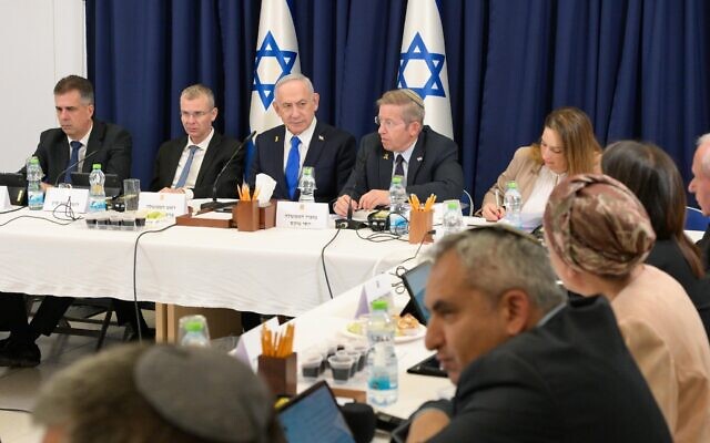 Le Premier ministre Benjamin Netanyahu (3ᵉ à partir de la gauche) présidant une réunion du cabinet le 21 septembre 2025. (Crédit : Maayan Taof/GPO) Le Premier ministre Benjamin Netanyahu (3ᵉ à partir de la gauche) présidant une réunion du cabinet le 21 septembre 2025. (Crédit : Maayan Taof/GPO)