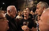 L'ancien président Reuven Rivlin (à gauche) se joint aux familles des otages — de gauche à droite : Hagai Angrest, Viki Cohen et Michel Illouz — et à leurs partisans pour célébrer Rosh Hashanah devant le domicile du Premier ministre Benjamin Netanyahu à Jérusalem, exigeant un accord pour la libération des otages détenus par le Hamas à Gaza, le 22 septembre 2025. (Crédit : Ran Melamed / Forum des familles des otages).