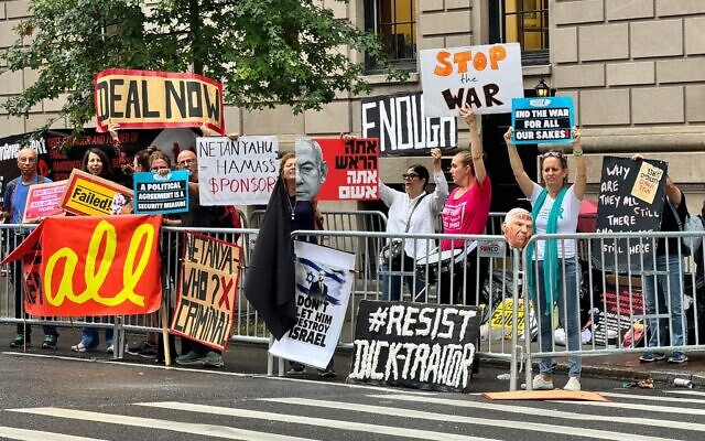 Des activistes israéliens anti-gouvernement manifestent contre le Premier ministre Benjamin Netanyahu à New York, le 25 septembre 2025. (Crédit : Autorisation) Des activistes israéliens anti-gouvernement manifestent contre le Premier ministre Benjamin Netanyahu à New York, le 25 septembre 2025. (Crédit : Autorisation)
