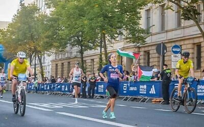L'équipe de sécurité à vélo encadrant la coureuse Beatie Deutsch lors du marathon de Berlin, le 21 septembre 2025. (Crédit : Autorisation)