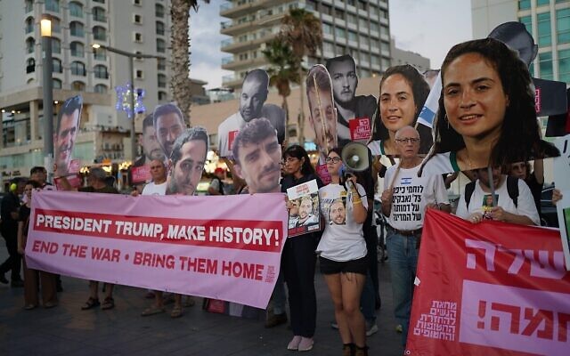 Des manifestants réclamant un accord de cessez-le-feu et la libération des otages se rassemblent devant l'ambassade américaine à Tel Aviv, le 29 septembre 2025. (Crédit : Mouvement de protestation pro-démocratie/Dana Reany) Des manifestants réclamant un accord de cessez-le-feu et la libération des otages se rassemblent devant l'ambassade américaine à Tel Aviv, le 29 septembre 2025. (Crédit : Mouvement de protestation pro-démocratie/Dana Reany)