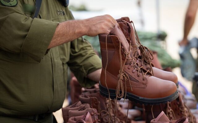 Des chaussures militaires distribuées lors d'une mobilisation massive des réservistes de l'armée israélienne, le 2 septembre 2025. (Crédit : Armée israélienne)