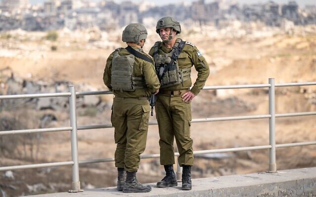 Le chef d’état-major de l’armée israélienne, le lieutenant-général Eyal Zamir (à droite), s’entretient avec le chef du commandement sud, le major général Yaniv Asor, dans le sud de la ville de Gaza, le 24 septembre 2025. (Crédit : Armée israélienne)